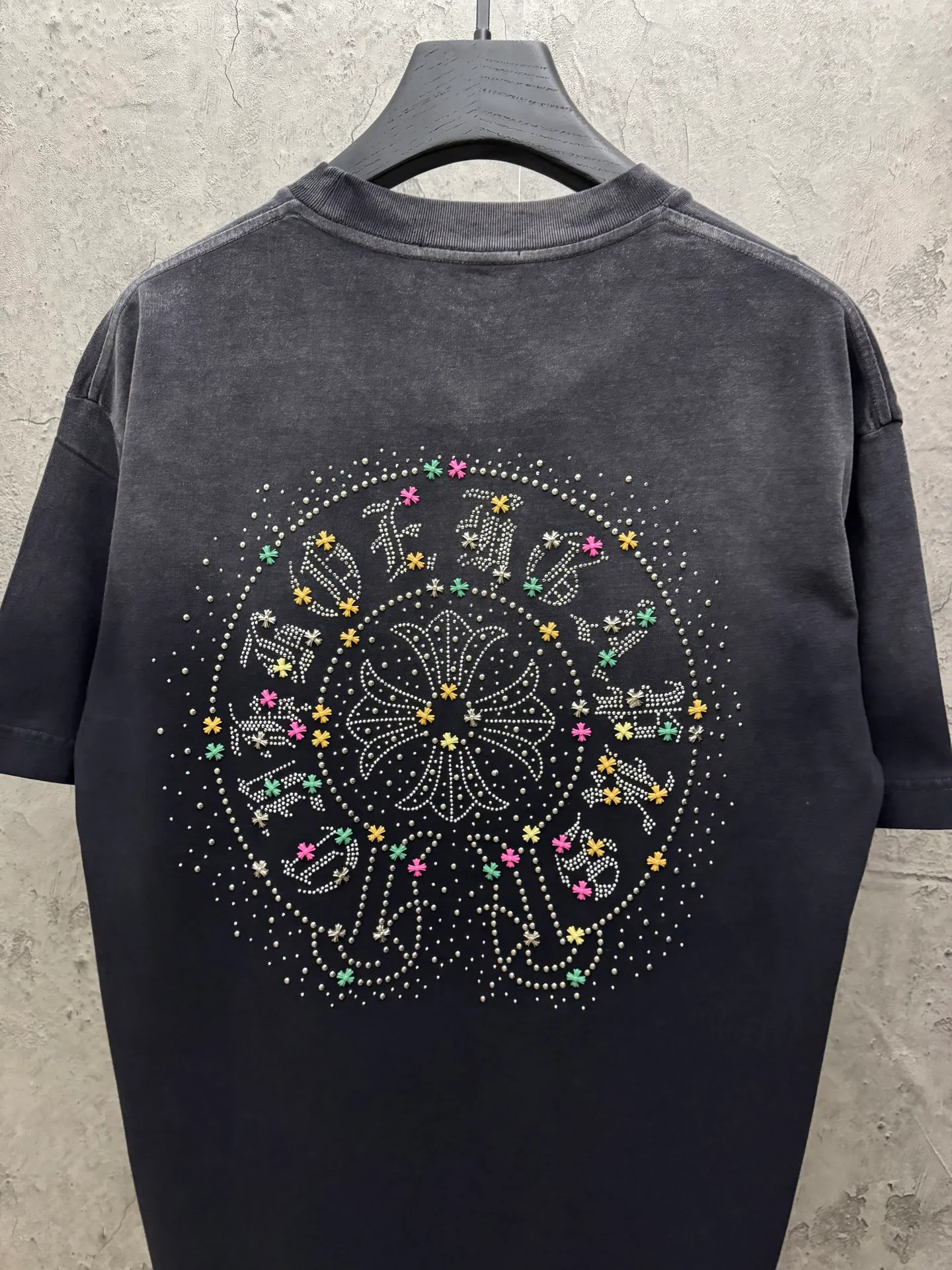 P210 top version, real shot without P, ​​different from market currency) 𝗖𝗵𝗿𝗼𝗺𝗲 𝗛𝗲𝗮𝗿𝘁𝘀/Croxin 2026 Spring New Original Single Counter American Washed Rivet Color Diamond Couple Short Sleeves 👑The highest version! Customized fabric 320 grams, washed and fried, spray horse slip craft, best-selling model at the counter, very comfortable to wear. Accessories: original molded and authenticated collar label ➕ 100% silk wash label. Genuine purchase-grade original hangtag➕matching hanging rope➕3D hanging beads➕original packaging bag. Craftsmanship: The original version has consistent wiring! The highest version of the armhole matching technique! Color: Red Black Size: M L XL 2XL Style No.: 2061